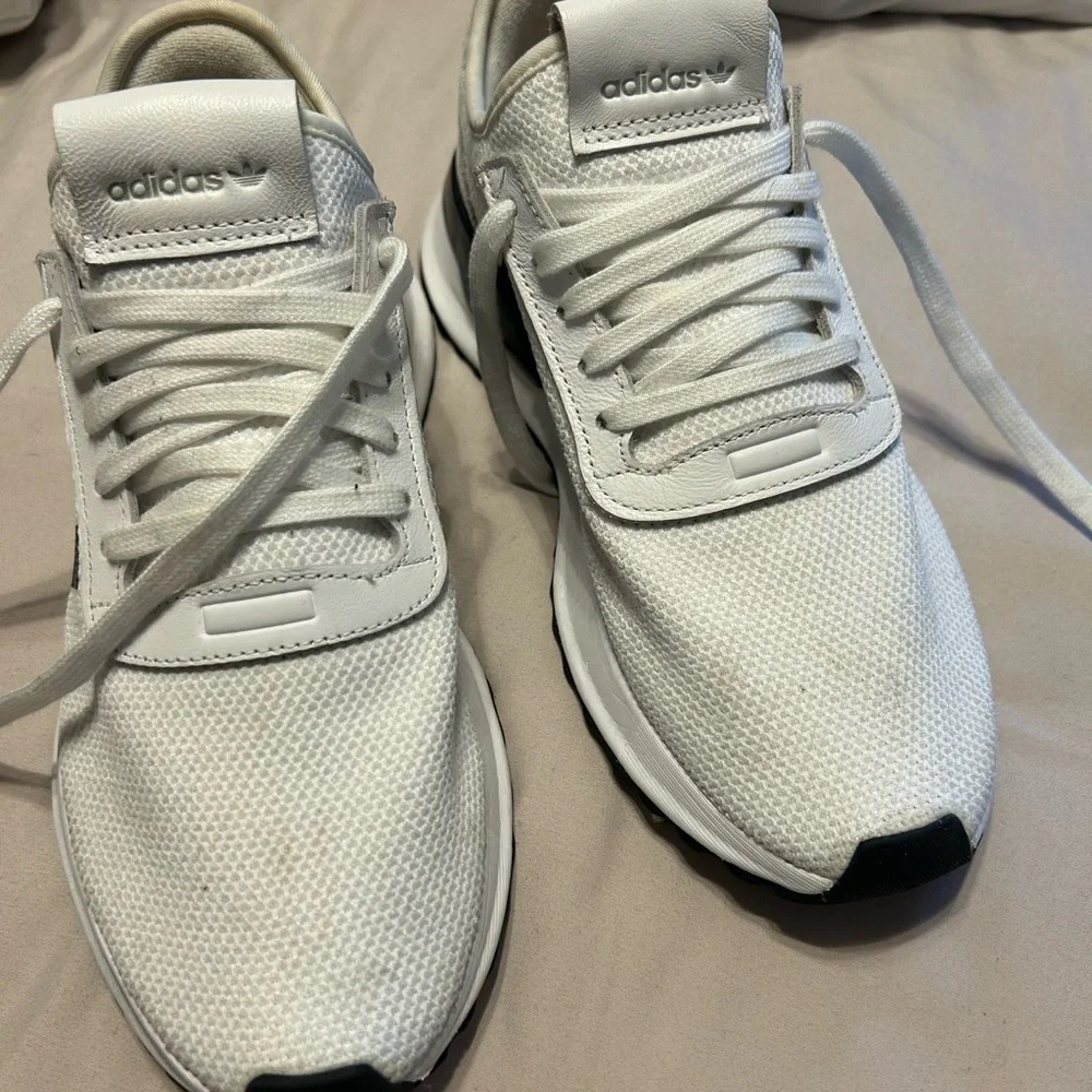 Adidas tennis shoes - Picture 5 of 6